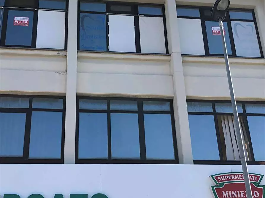 Immagine 8 di Ufficio in affitto  in Piazza Falcone a Mondragone