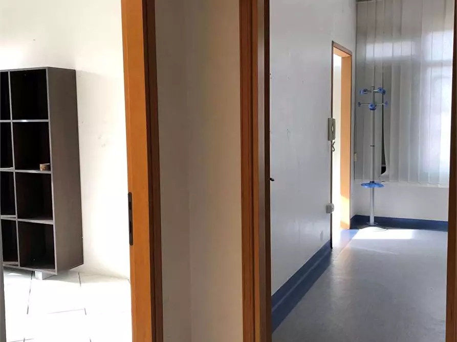 Immagine 10 di Ufficio in affitto  in Piazza Falcone a Mondragone