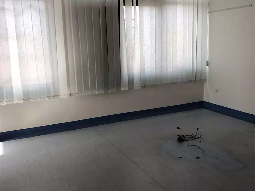 Immagine 12 di Ufficio in affitto  in Piazza Falcone a Mondragone