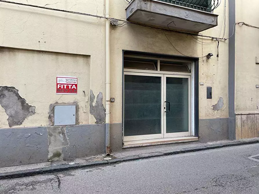 Immagine 1 di Negozio in affitto  in Via Maggior Boccucci  1 a Mondragone