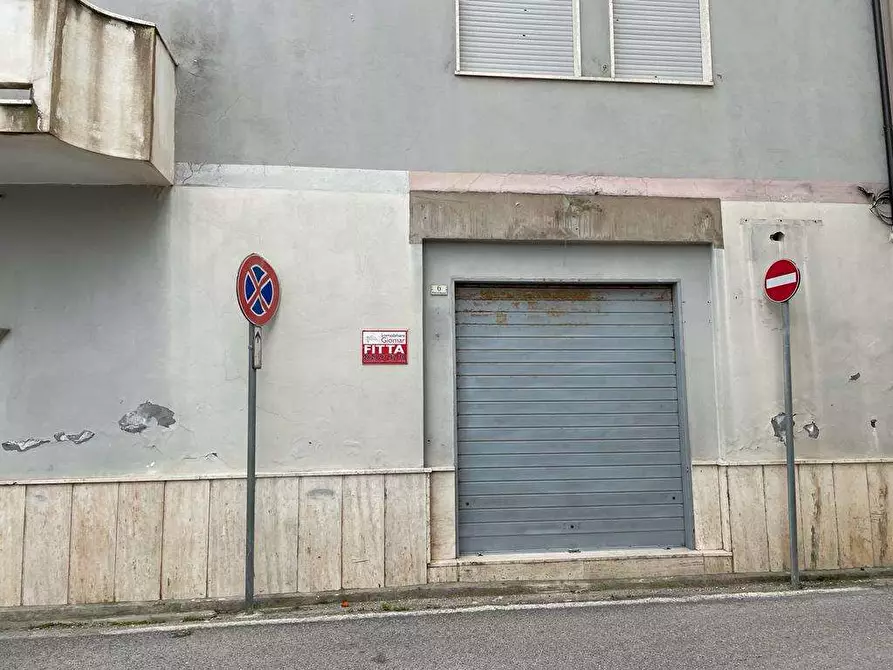 Immagine 2 di Negozio in affitto  in Piazza Mazzini  a Mondragone