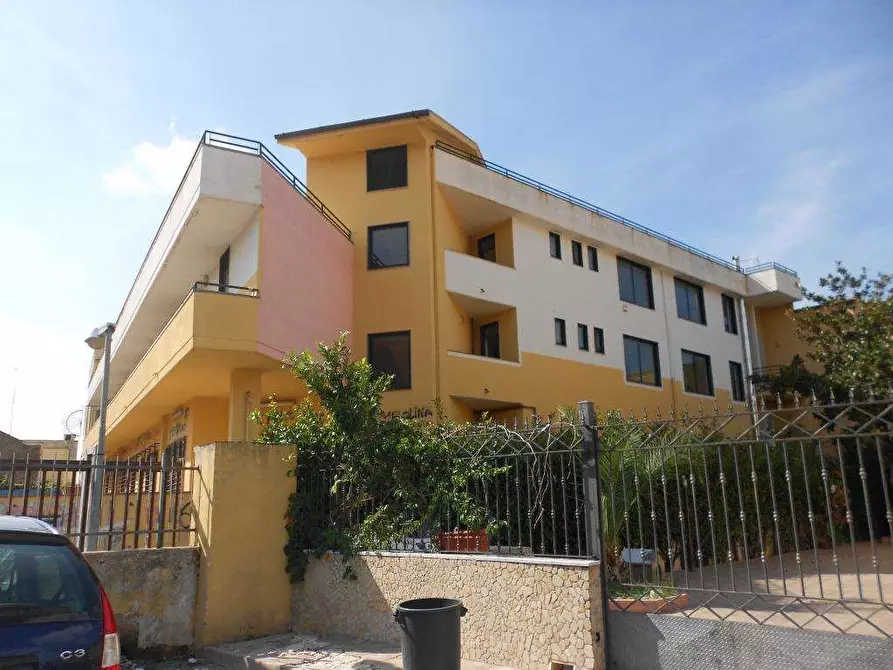 Immagine 12 di Ufficio in affitto  in Via Asti a Mondragone