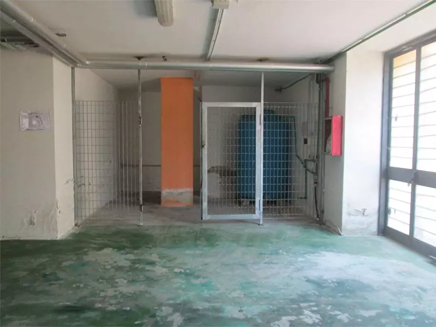 Immagine 15 di Ufficio in affitto  in Via Asti a Mondragone