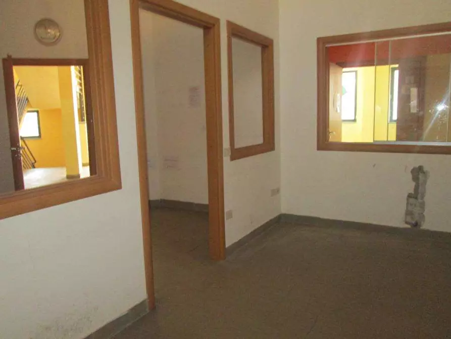 Immagine 4 di Ufficio in affitto  in Via Asti a Mondragone
