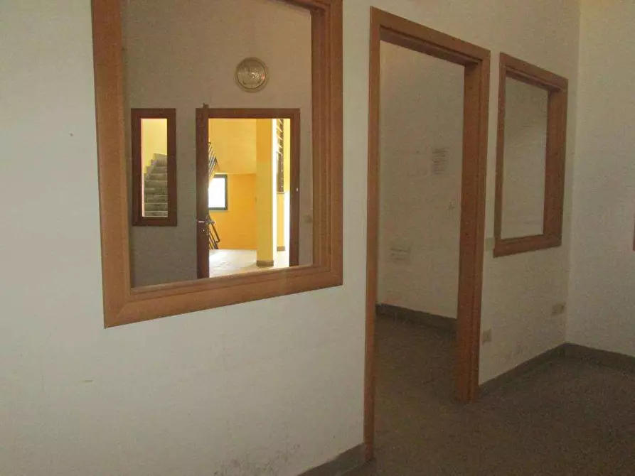 Immagine 14 di Ufficio in affitto  in Via Asti a Mondragone