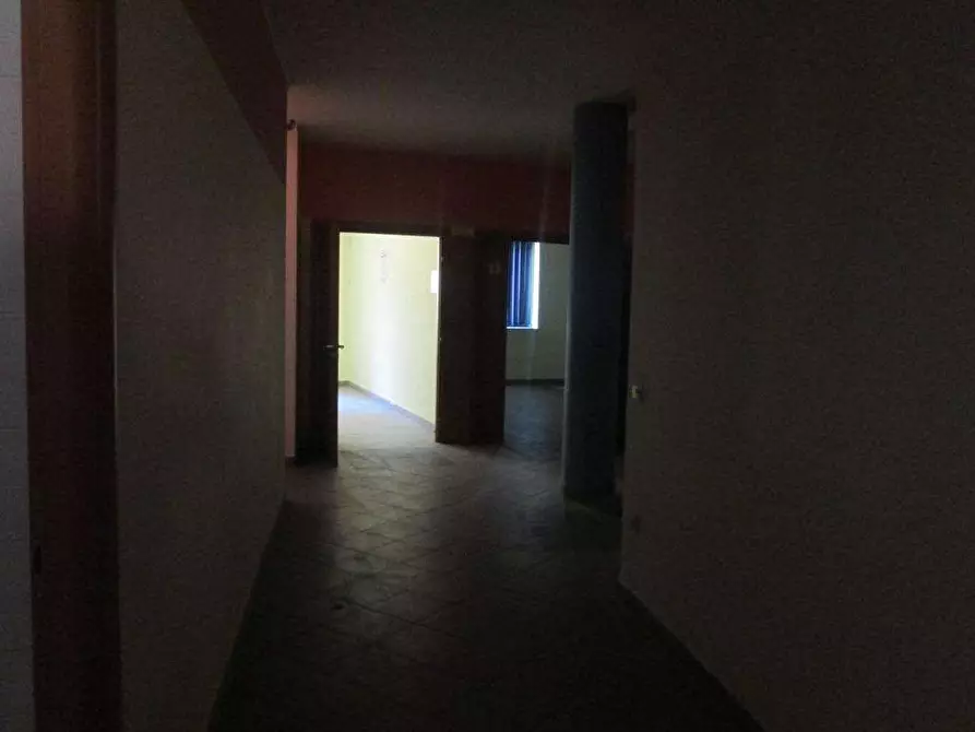 Immagine 16 di Ufficio in affitto  in Via Asti a Mondragone