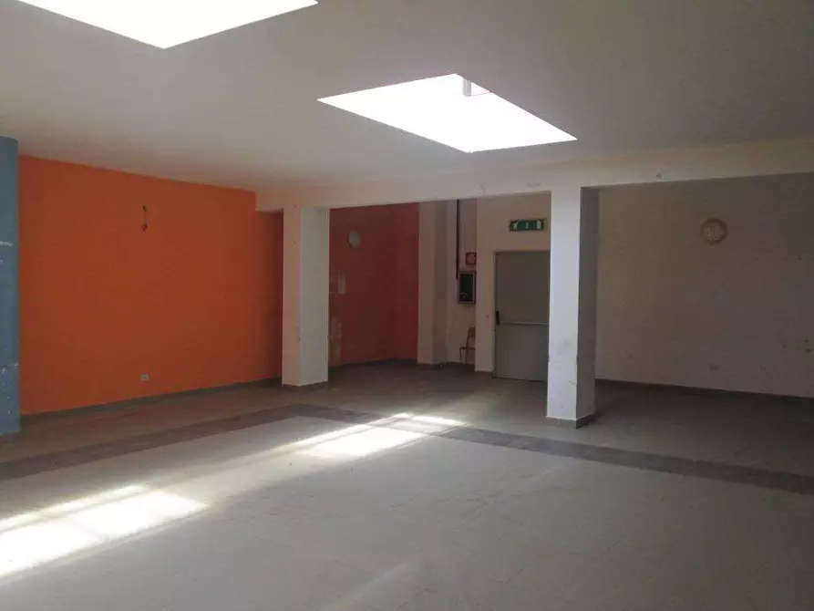 Immagine 10 di Ufficio in affitto  in Via Asti a Mondragone