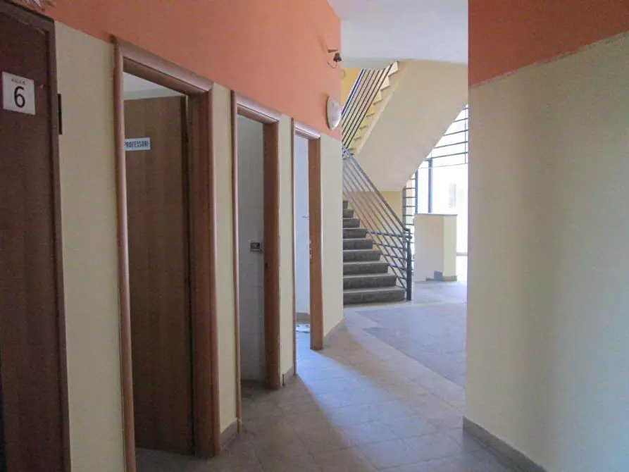 Immagine 11 di Ufficio in affitto  in Via Asti a Mondragone