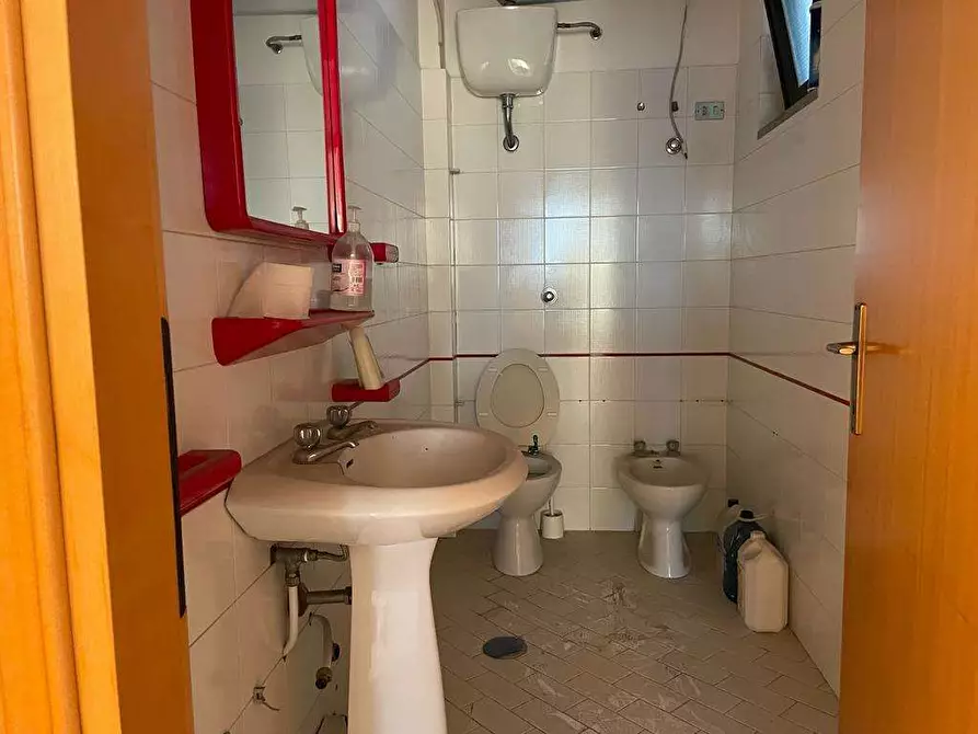 Immagine 16 di Ufficio in affitto  in Piazza Falcone a Mondragone