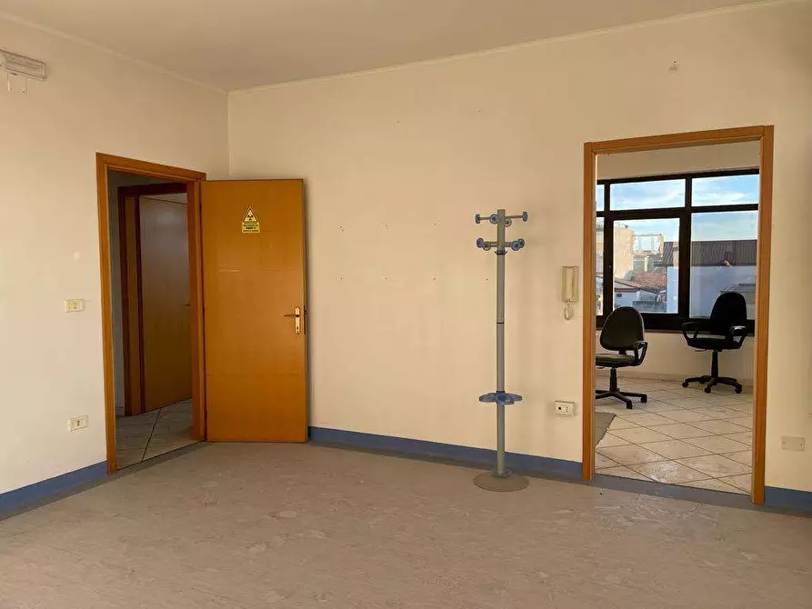 Immagine 17 di Ufficio in affitto  in Piazza Falcone a Mondragone