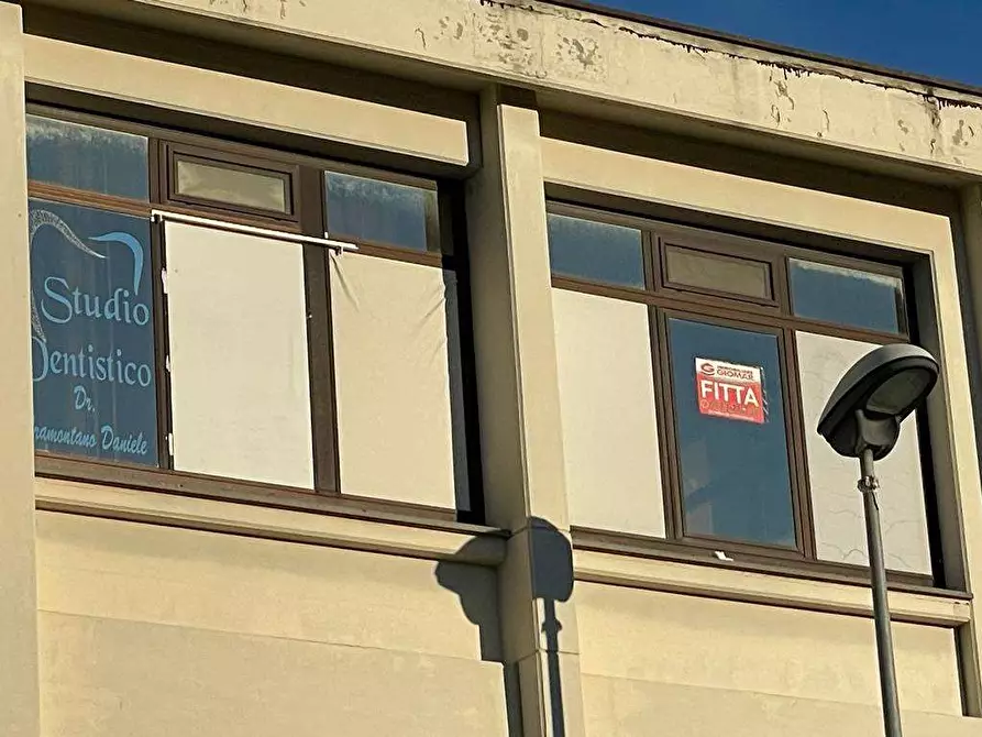 Immagine 19 di Ufficio in affitto  in Piazza Falcone a Mondragone