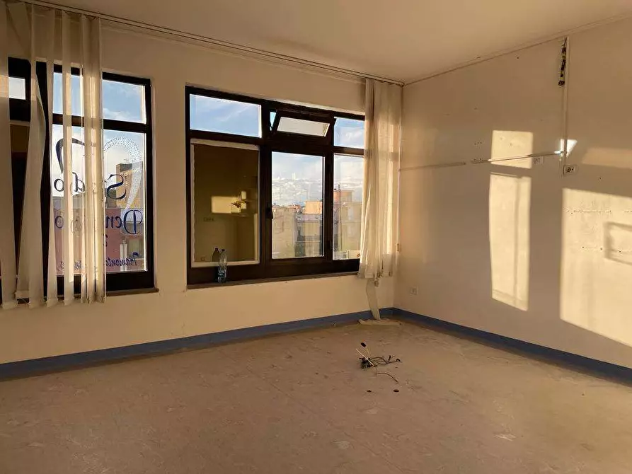 Immagine 25 di Ufficio in affitto  in Piazza Falcone a Mondragone
