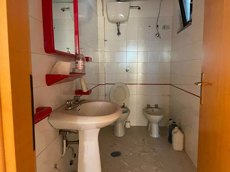 Immagine 29 di Ufficio in affitto  in Piazza Falcone a Mondragone