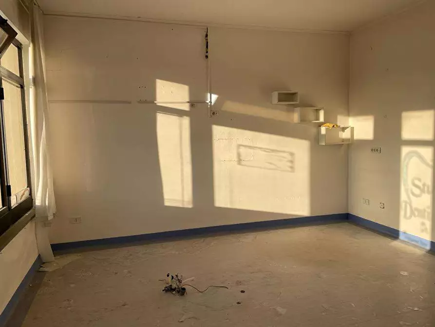 Immagine 28 di Ufficio in affitto  in Piazza Falcone a Mondragone