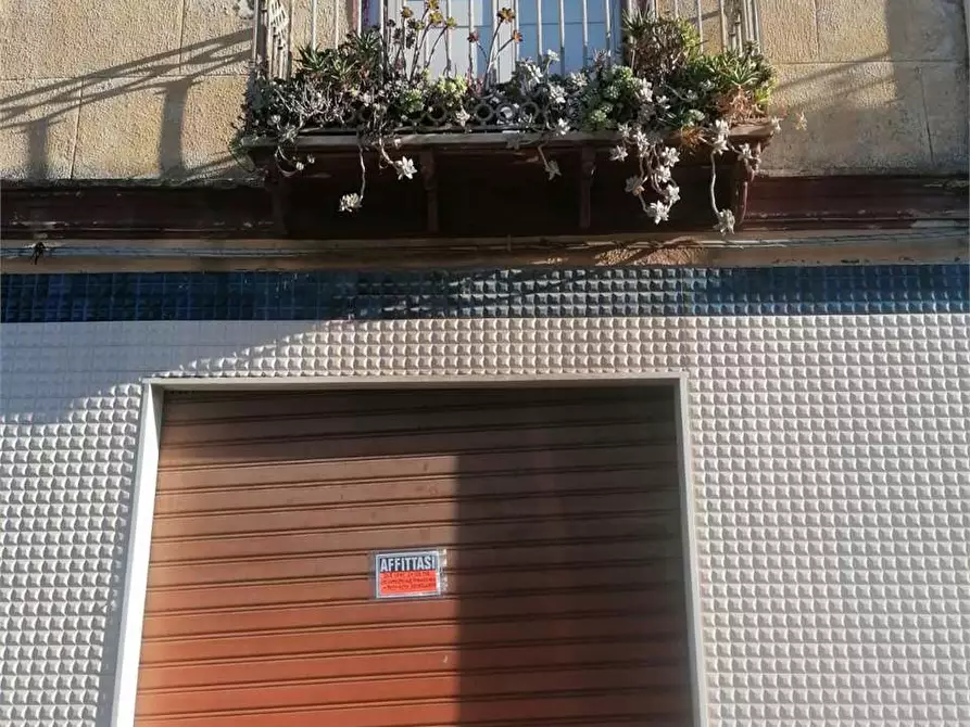 Immagine 1 di Negozio in affitto  in Corso Oriente a Falciano Del Massico