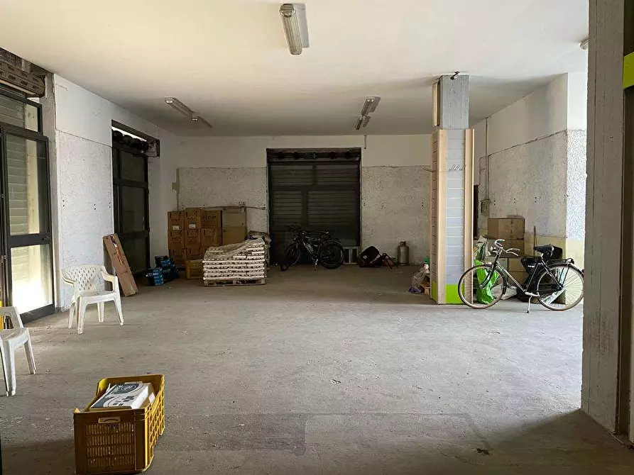 Immagine 2 di Magazzino in affitto  in Via Provinciale, 79 a Mondragone