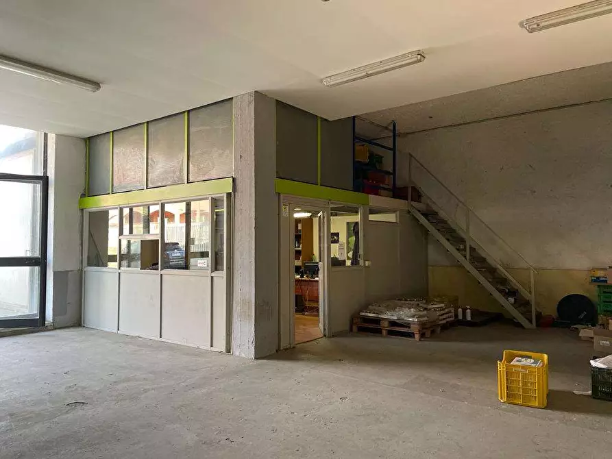 Immagine 10 di Magazzino in affitto  in Via Provinciale, 79 a Mondragone