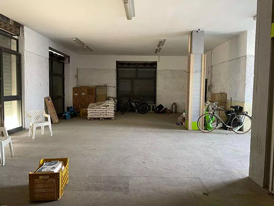 Immagine 22 di Negozio in affitto  in Via Provinciale 79 a Mondragone