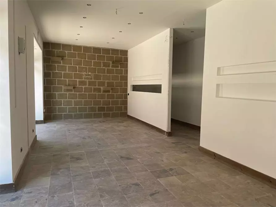 Immagine 29 di Magazzino in affitto  in Via Venezia a Mondragone