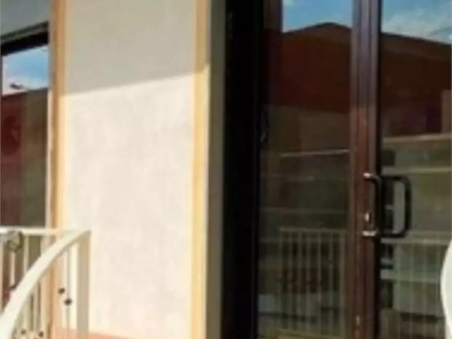 Immagine 26 di Negozio in affitto  a Falciano Del Massico