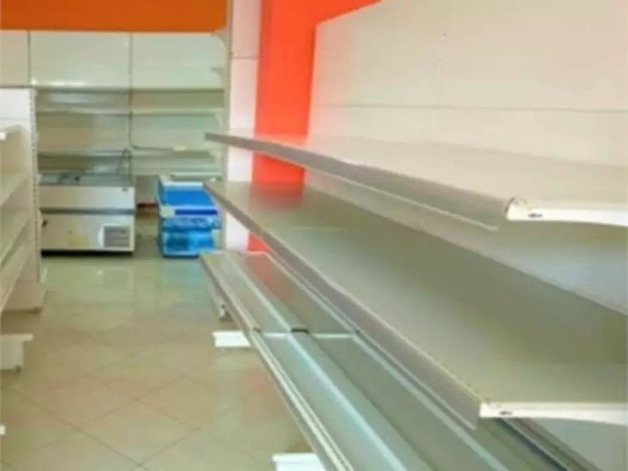 Immagine 27 di Negozio in affitto  a Falciano Del Massico