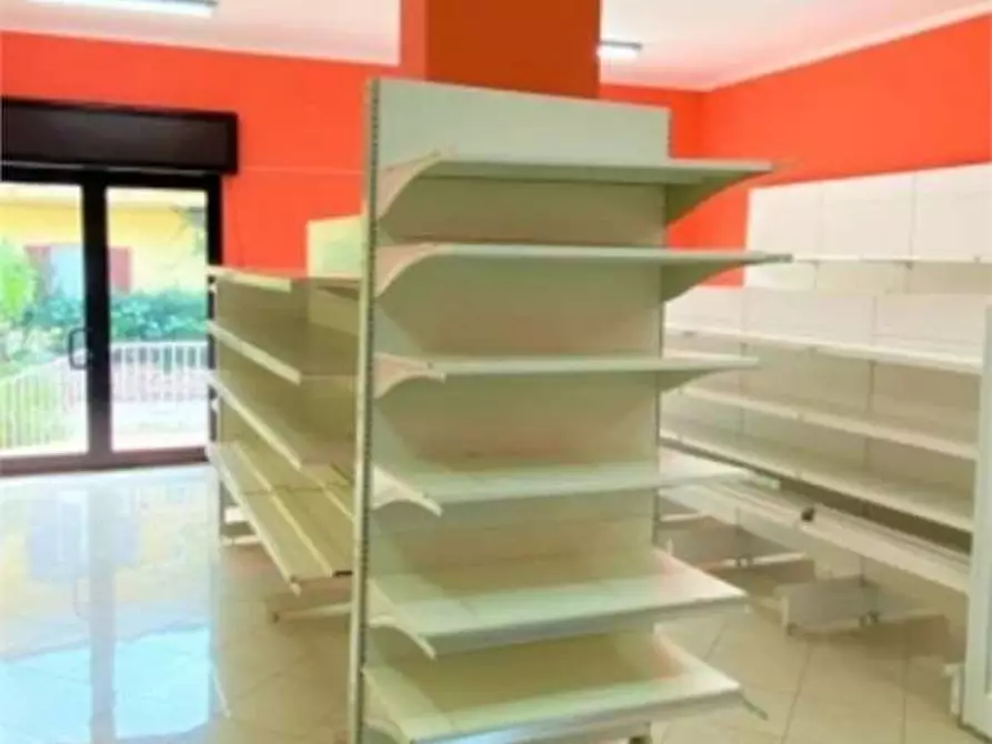 Immagine 23 di Negozio in affitto  a Falciano Del Massico
