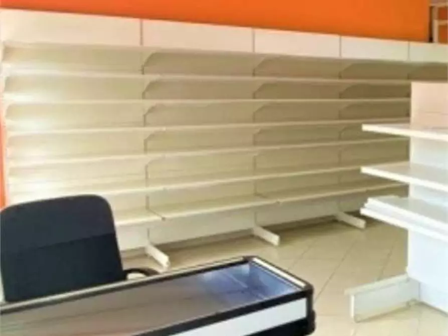 Immagine 22 di Negozio in affitto  a Falciano Del Massico