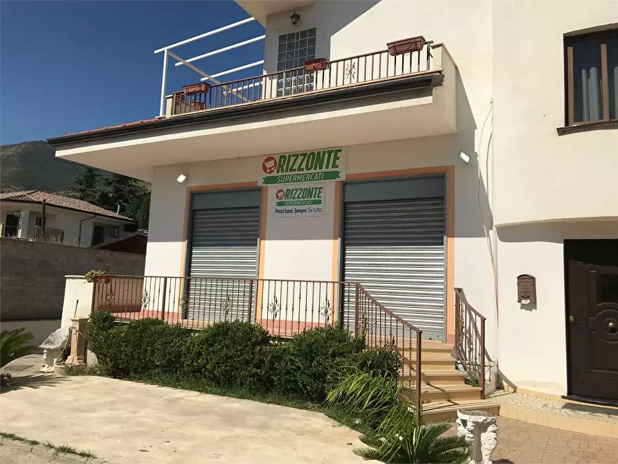 Immagine 24 di Negozio in affitto  a Falciano Del Massico