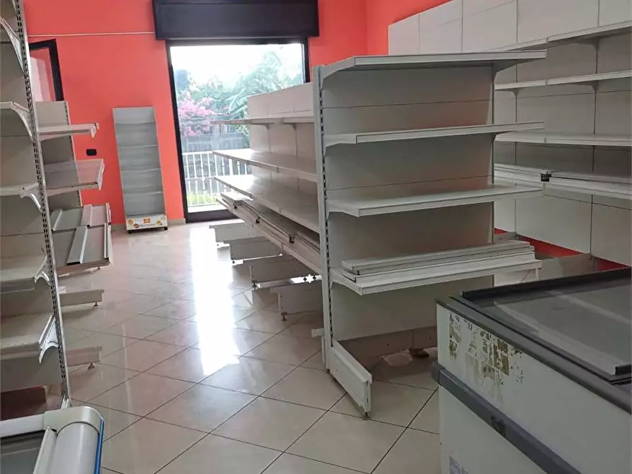 Immagine 21 di Negozio in affitto  a Falciano Del Massico