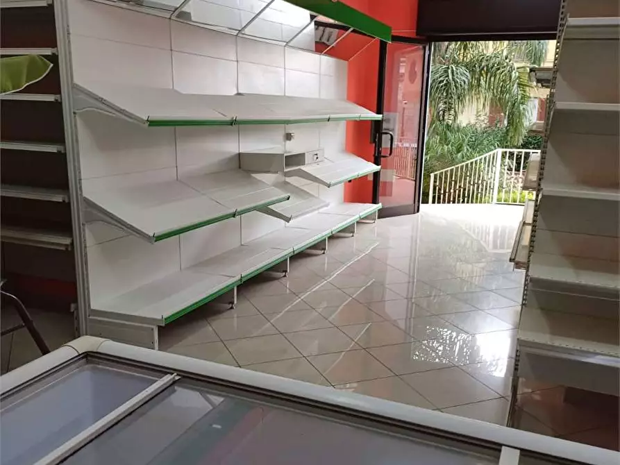 Immagine 20 di Negozio in affitto  a Falciano Del Massico