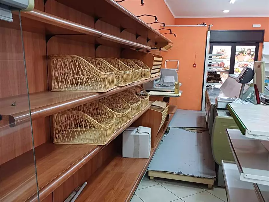 Immagine 25 di Negozio in affitto  a Falciano Del Massico