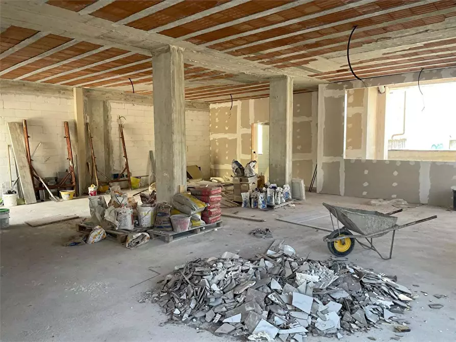 Immagine 29 di Magazzino in affitto  in Via R.Fucini a Mondragone