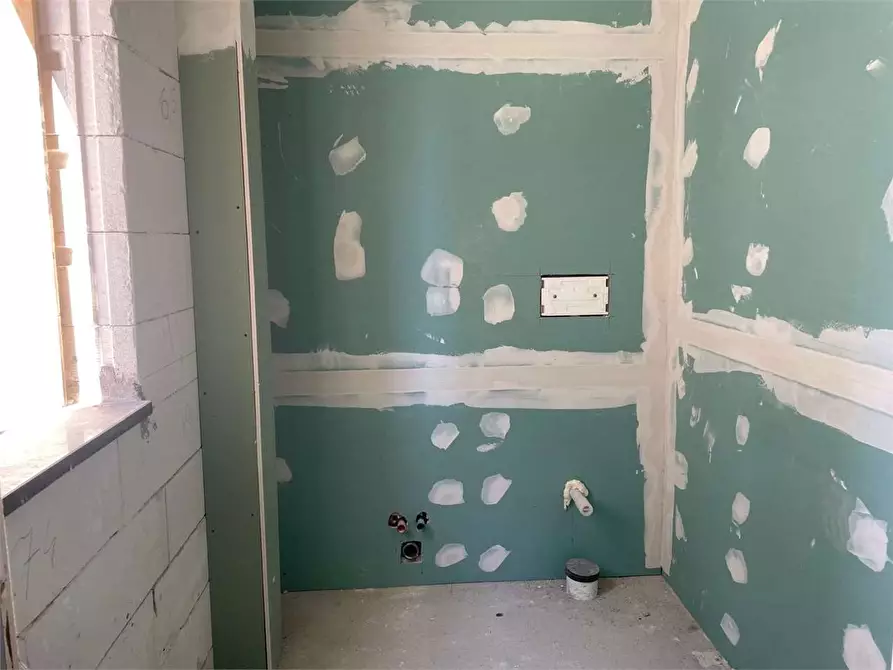 Immagine 23 di Magazzino in affitto  in Via R.Fucini a Mondragone