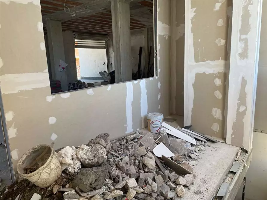 Immagine 28 di Magazzino in affitto  in Via R.Fucini a Mondragone