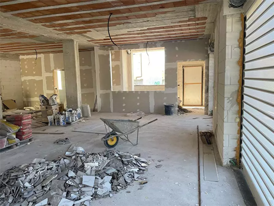 Immagine 27 di Magazzino in affitto  in Via R.Fucini a Mondragone