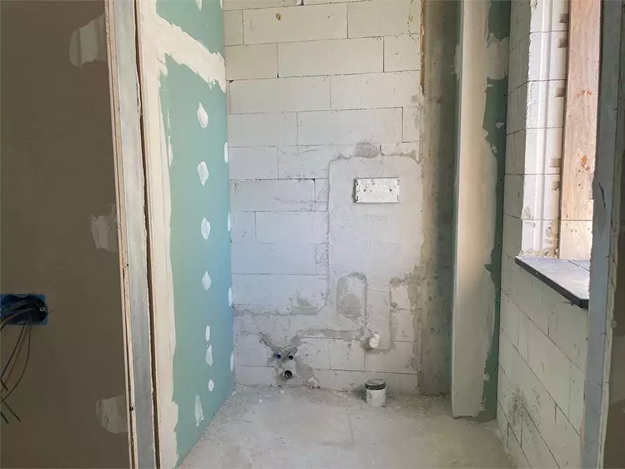 Immagine 26 di Magazzino in affitto  in Via R.Fucini a Mondragone