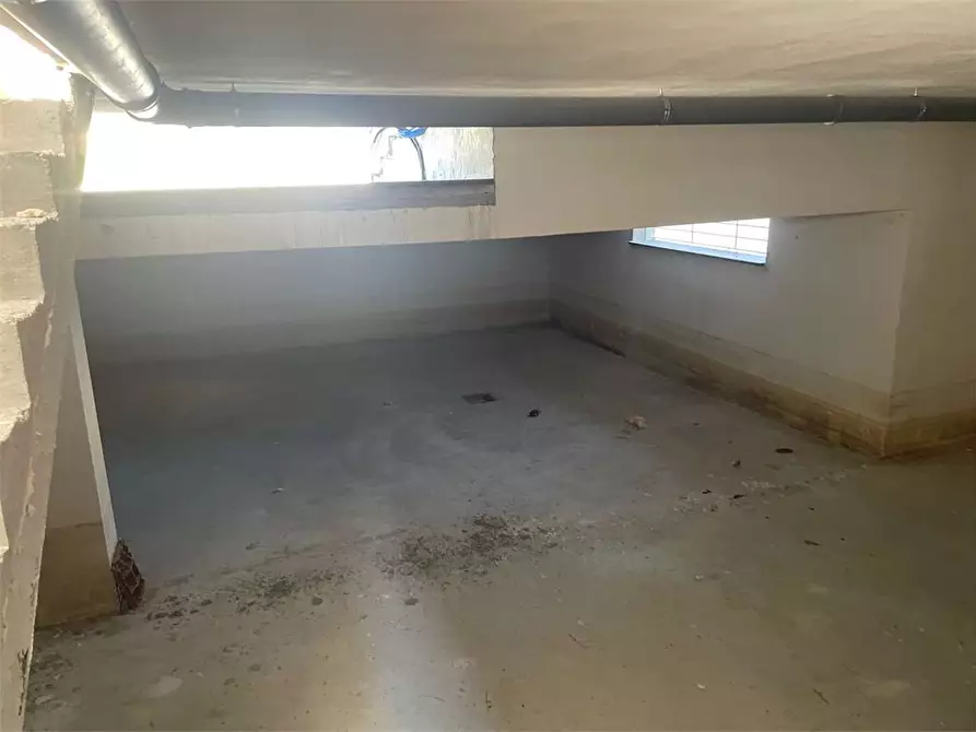 Immagine 22 di Magazzino in affitto  in Via R.Fucini a Mondragone