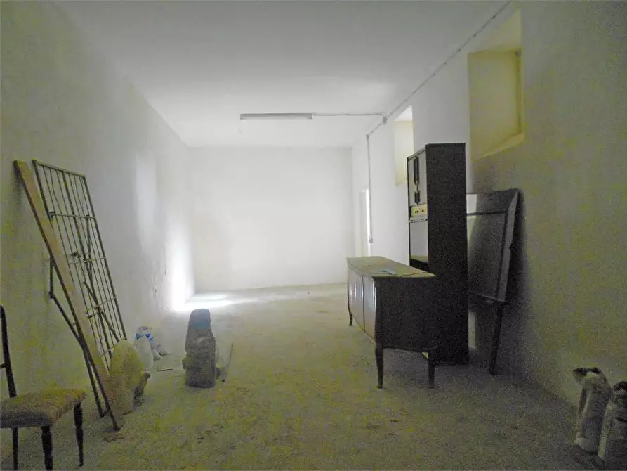 Immagine 1 di Magazzino in affitto  in Via Genova a Mondragone