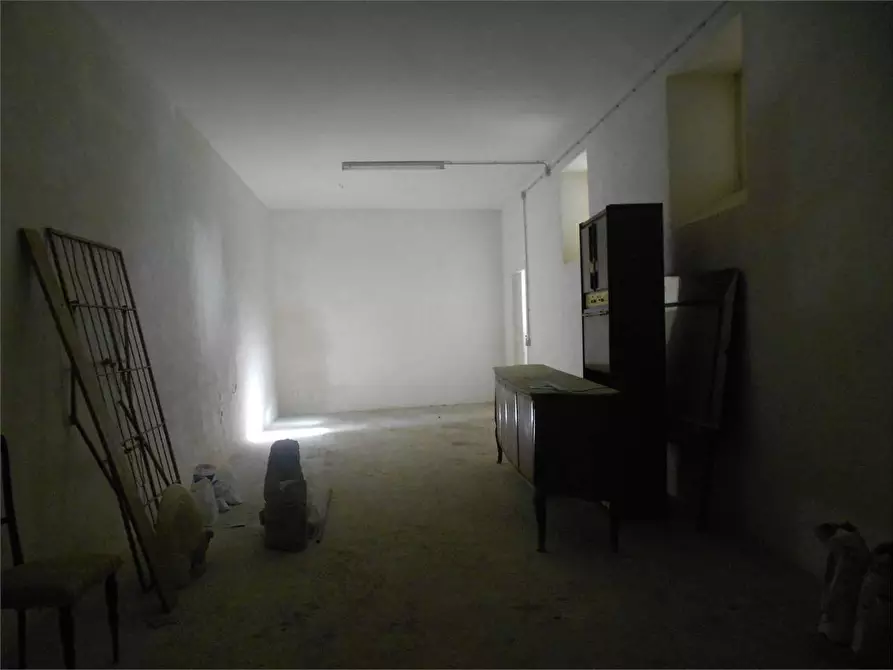 Immagine 4 di Magazzino in affitto  in Via Genova a Mondragone