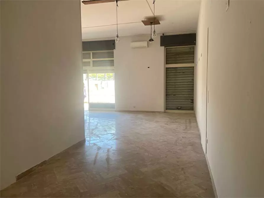 Immagine 11 di Negozio in affitto  in Via Padule 85 a Mondragone