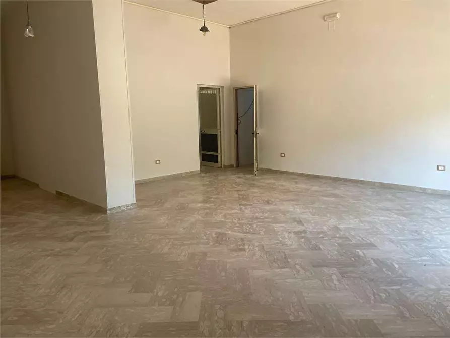Immagine 12 di Negozio in affitto  in Via Padule 85 a Mondragone