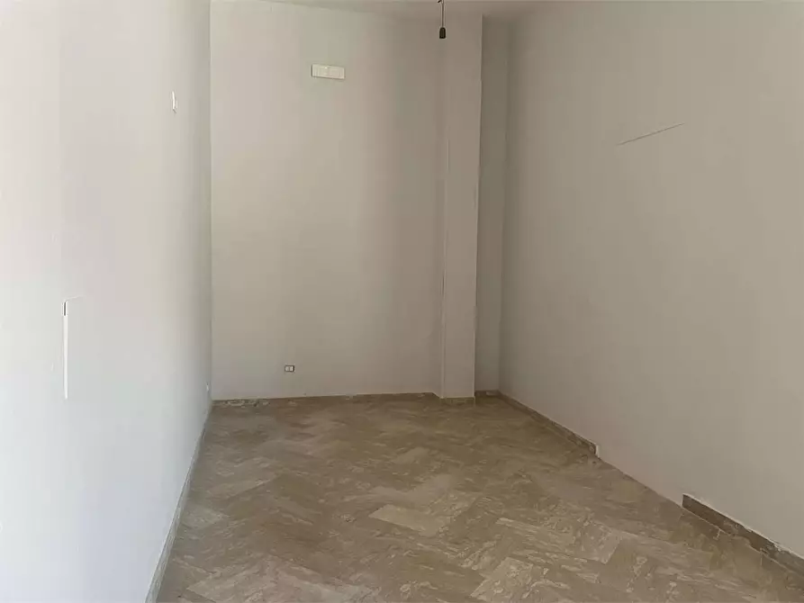 Immagine 13 di Negozio in affitto  in Via Padule 85 a Mondragone