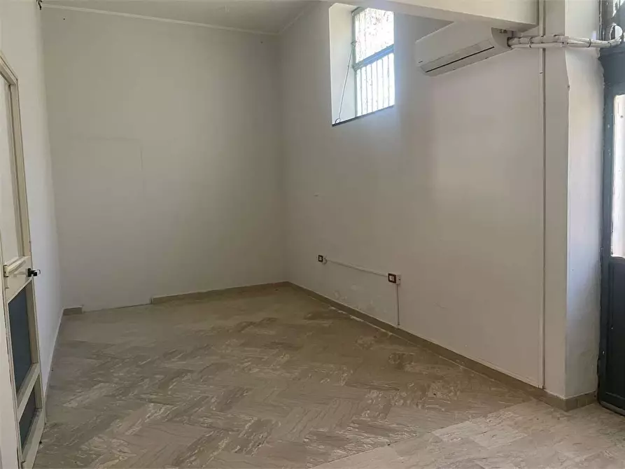 Immagine 15 di Negozio in affitto  in Via Padule 85 a Mondragone