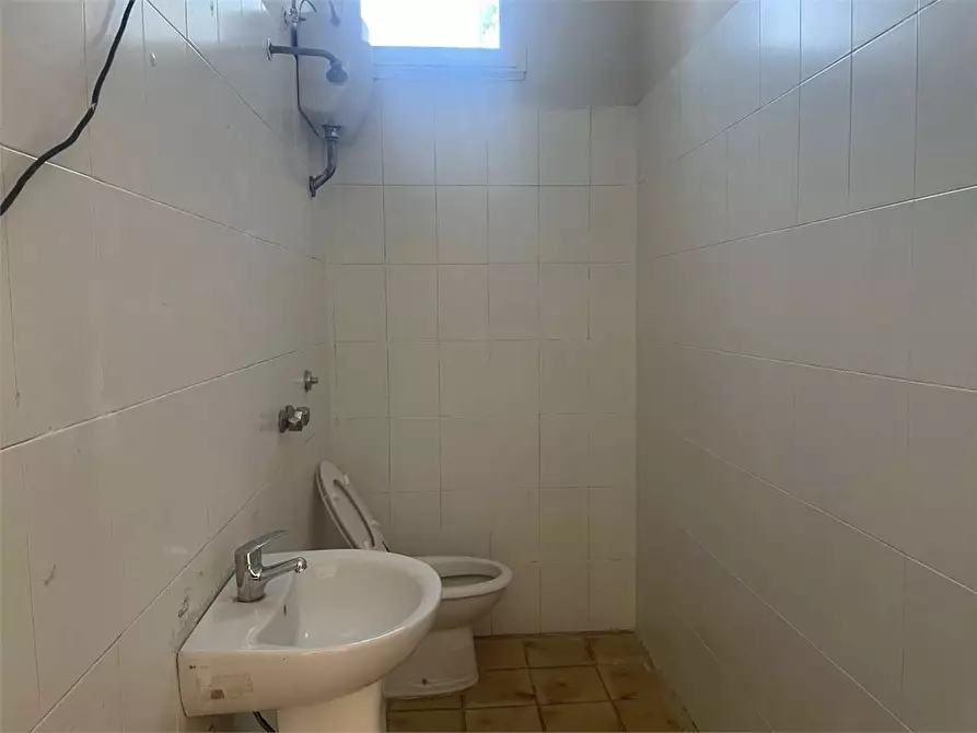 Immagine 4 di Negozio in affitto  in Via Padule 85 a Mondragone