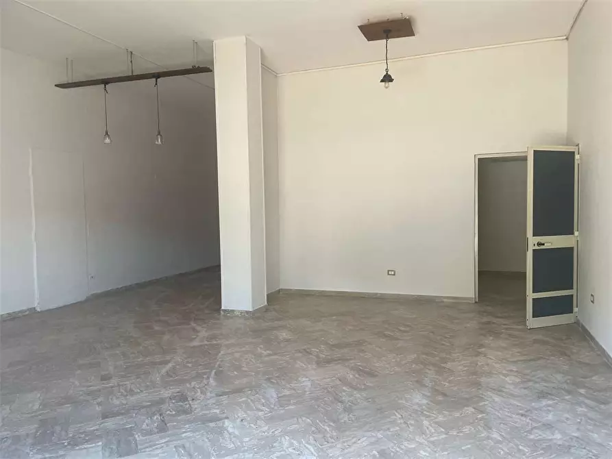 Immagine 2 di Negozio in affitto  in Via Padule 85 a Mondragone