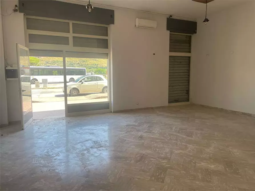 Immagine 1 di Negozio in affitto  in Via Padule 85 a Mondragone