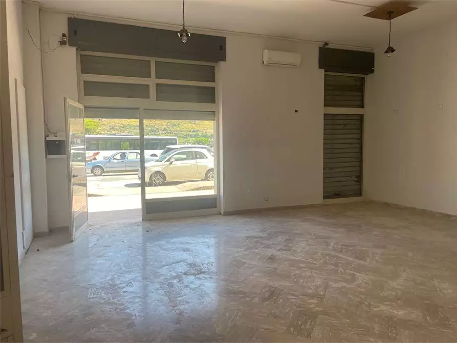 Immagine 16 di Negozio in affitto  in Via Padule 85 a Mondragone