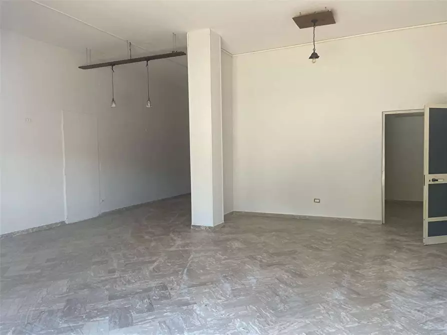 Immagine 17 di Negozio in affitto  in Via Padule 85 a Mondragone