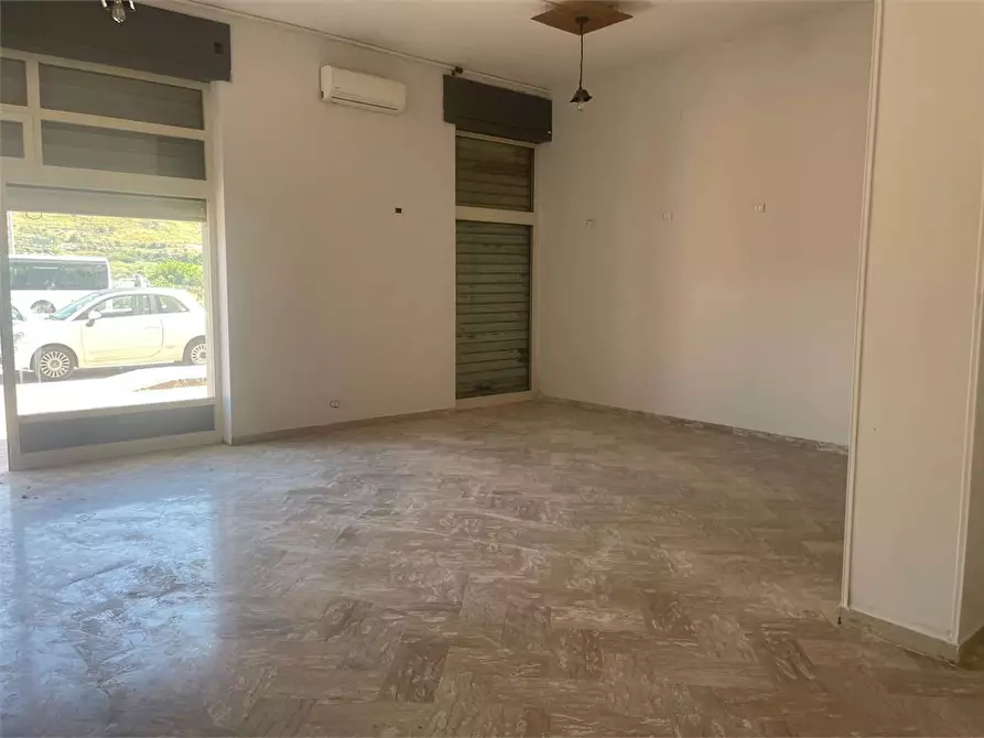 Immagine 23 di Negozio in affitto  in Via Padule 85 a Mondragone