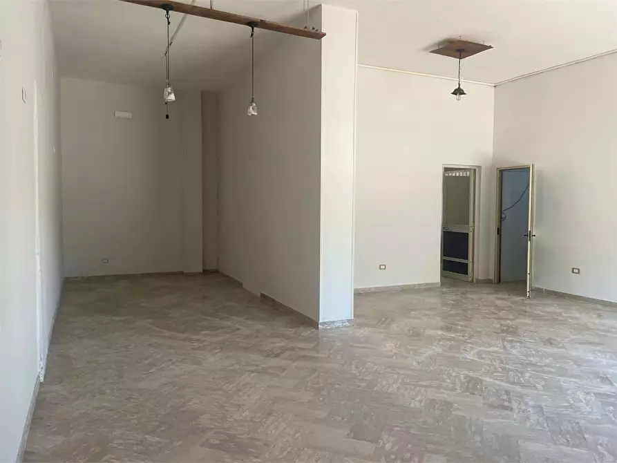 Immagine 19 di Negozio in affitto  in Via Padule 85 a Mondragone